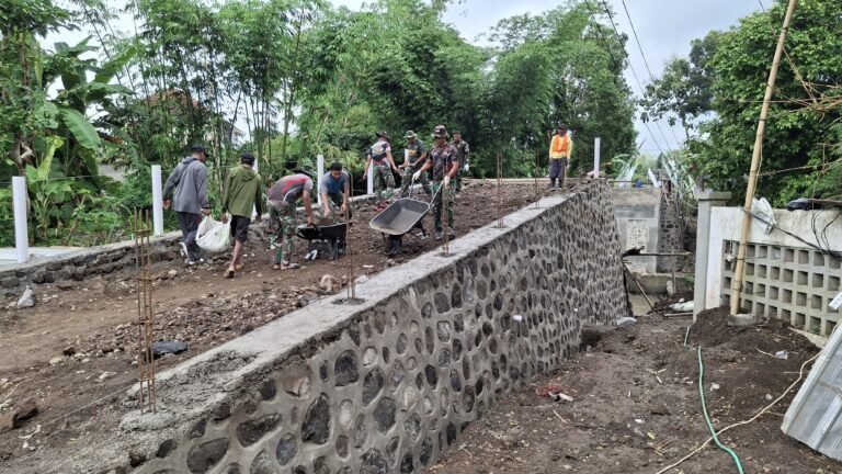 Angkong Jadi Ujung Tombak Satgas TMMD 125 Kodim 0825/Banyuwangi Angkut Material di Siliragung