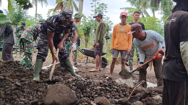 Satukan Tenaga, TNI dan Warga Dorong Angkong Demi Pembangunan di Pelosok Siliragung