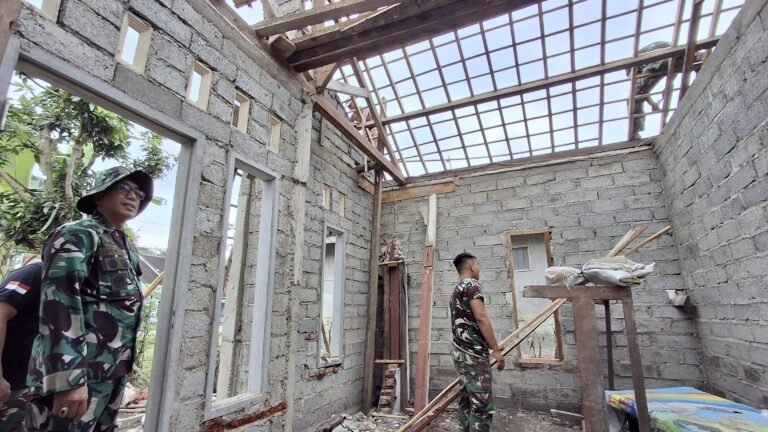 Dansatgas TMMD ke-125 Tinjau Progres RUTILAHU Rumah Ibu Sulami di Desa Kesilir, Wujudkan Hunian Layak