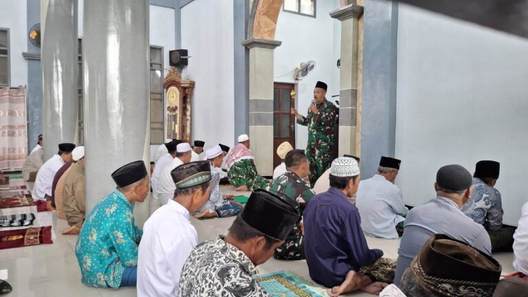 Anggota Bintal TMMD 125 Kodim 0825/Banyuwangi Sampaikan Khutbah Jumat di Siliragung