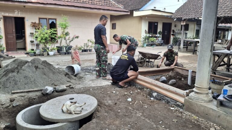 TMMD Ke-125 Kodim 0825/ Banyuwangi Bangun Fasilitas MCK untuk Warga