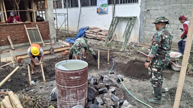 TMMD Ke-125 Kodim 0825/Banyuwangi Lanjutkan Pembangunan MCK di Siliragung