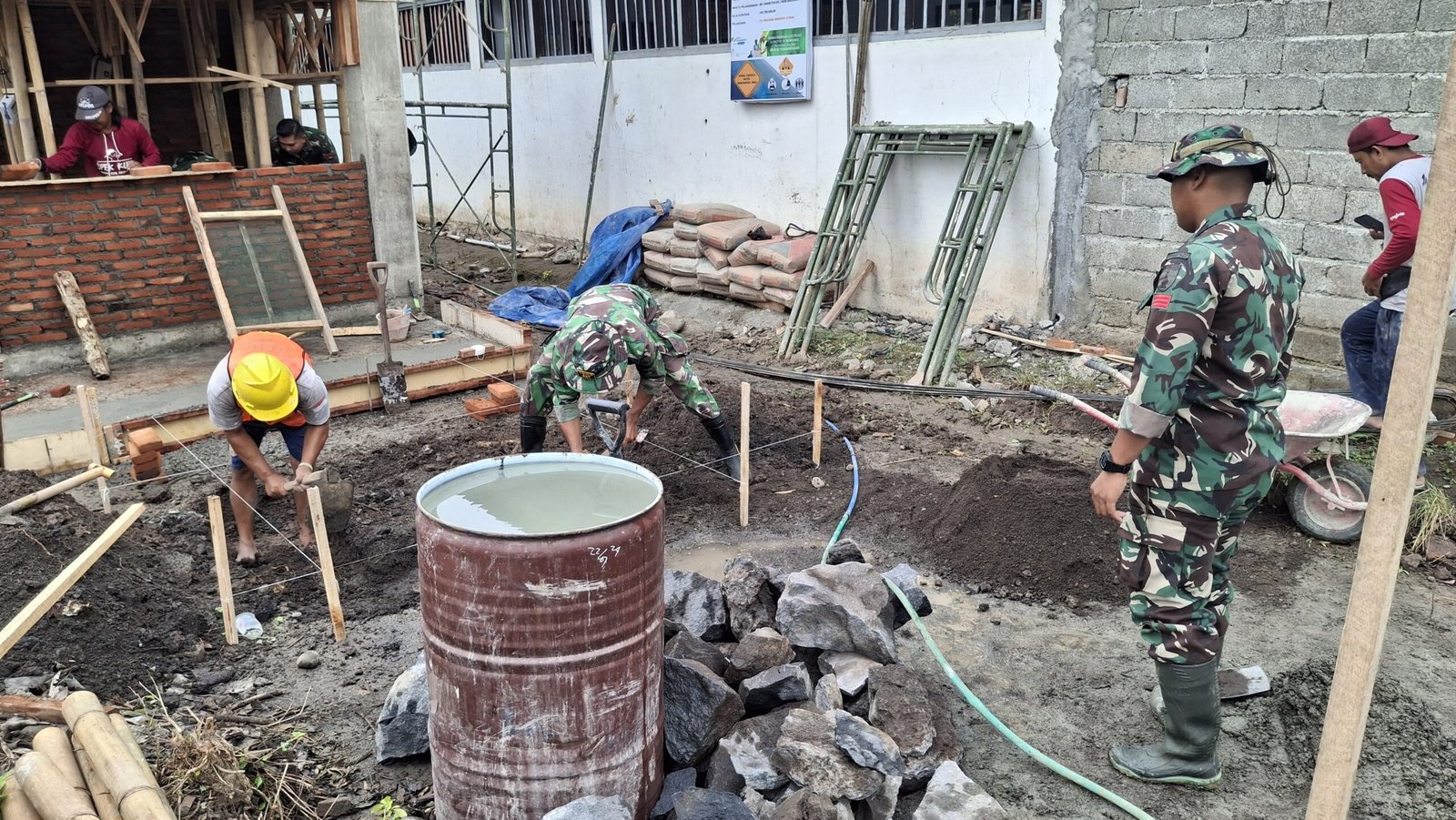 TMMD Ke-125 Kodim 0825/Banyuwangi Lanjutkan Pembangunan MCK di Siliragung