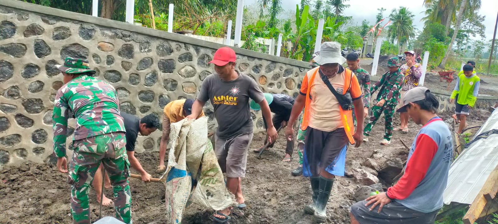 Babinsa Posramil 0825/24 Siliragung Sertu Bambang Pimpin Langsung Aksi Gotong Royong Demi Percepatan Pembangunan Jembatan TMMD Ke 125 Di Desa Kesilir