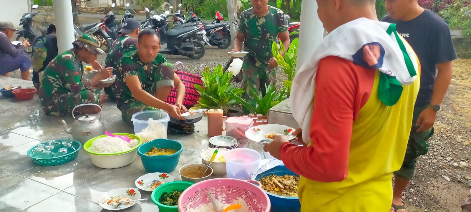 Kebersamaan Satgas TMMD dan Warga dalam Suasana Makan Bersama di Desa Seneporejo