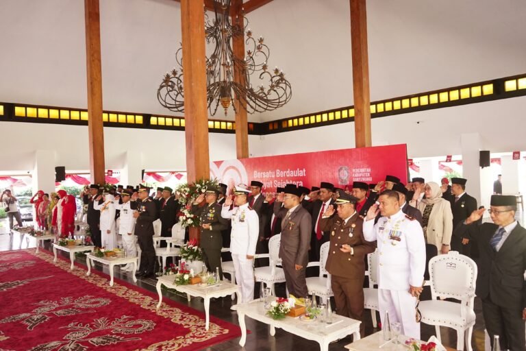 Dandim 0825/Banyuwangi Ikuti Upacara Detik-Detik Proklamasi dan Pengibaran Bendera di Istana Negara Secara Virtual