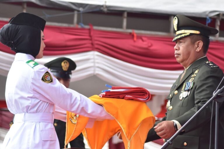 Kasdim 0825/Banyuwangi Pimpin Upacara HUT RI Ke-80 Satgas TMMD 125 Di Lapangan Siliragung 