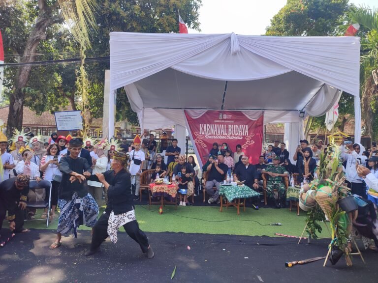 Karnaval Budaya Kolaborasi 3 Desa di Kecamatan Glagah Warnai HUT RI ke-80 