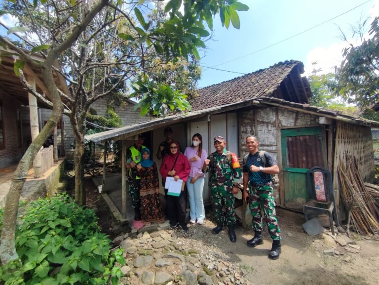 Babinsa Tamansuruh Dampingi Tim Kesbangpol Provinsi Tinjau Program RUTILAHU TA. 2025