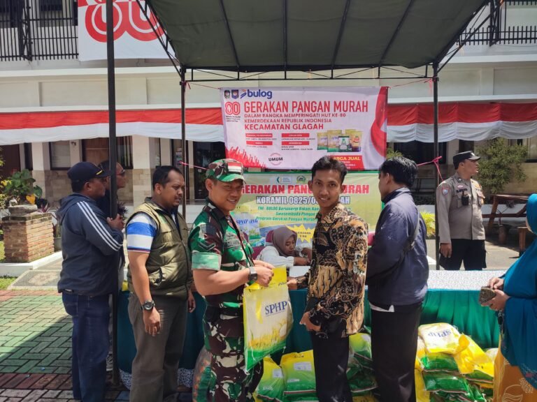 Anggota Koramil 0825/03 Glagah Hadiri dan Kawal Gerakan Pangan Murah di Kecamatan Glagah