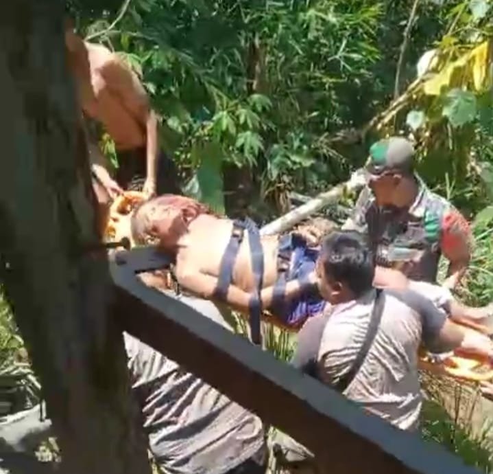 Sigap, Babinsa Koramil 0825/20 Evakuasi Warga Terperosok di Tebing Sungai Binau