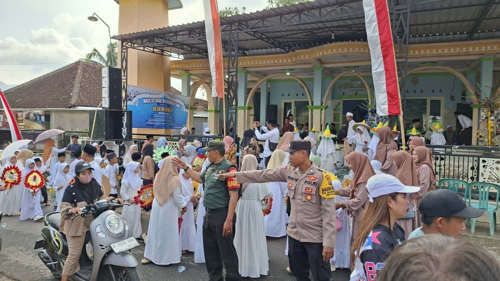 Harmoni Tiga Pilar: Babinsa dan Bhabinkamtibmas Hadiri Peringatan Maulid Nabi di Banyuwangi, Diikuti Langsung Bupati Via Zoom
