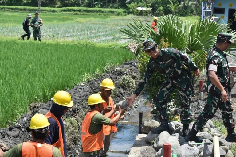 Simbol Awal Pembangunan TMMD ke-126, Dandim 0818 Letkol Czi Bayu Nugroho Letakkan Batu Pertama Drainase