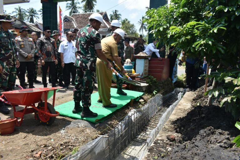 Wujud Sinergi Pemkab dan TNI, Bupati Malang Bersama Dandim 0818 Pantau Pembangunan Drainase TMMD ke-126