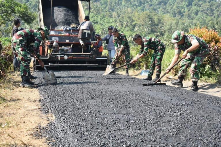 Sinergi TNI dan Warga, TMMD ke-126 Kodim 0818/Malang Batu Aspal Jalan Sepanjang 450 Meter di Sukomaju