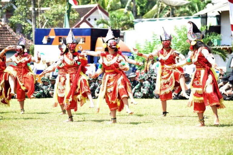 Tari Tradisional Cucuk Lampah dan Bapang Warnai Pembukaan TMMD ke-126 di Lebakharjo