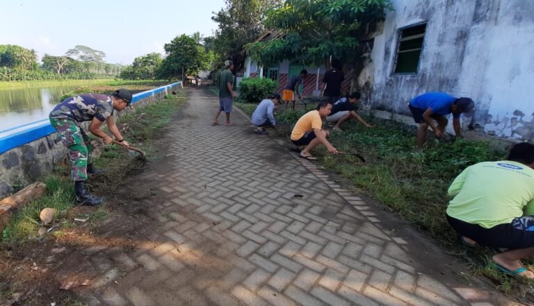 Anggota Posramil 0825/23 Tegalsari Laksanakan Kerja Bakti Dusun Blokagung Desa Karangdoro