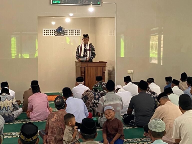 Pabintal Korem 083/Bdj Sampaikan Khutbah Bahaya Judi Online di Tengah Program TMMD ke-126 Kodim 0818/Malang-Batu