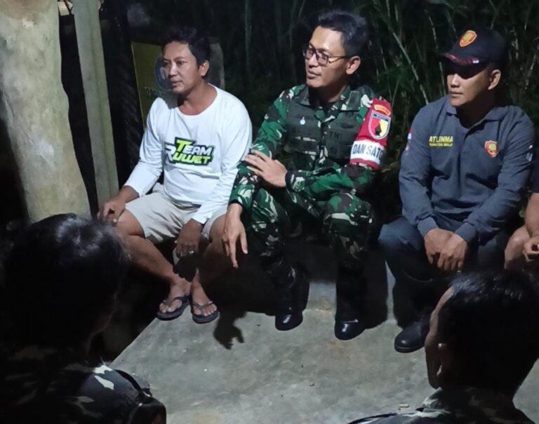 Hangatnya Kebersamaan Dandim 0818/Malang-Batu dan Warga Lebakharjo di Pos Siskamling TMMD 126