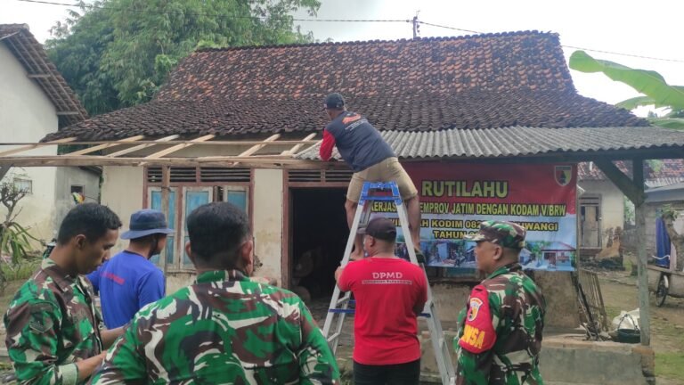Babinsa Koramil 0825/17 Muncar Bersama Warga Gotong Royong Renovasi Rumah Tidak Layak Huni (RUTILAHU)