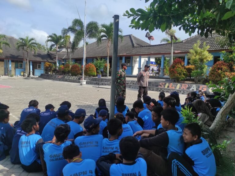 Babinsa dan Bhabinkamtibmas Latih Tata Cara Upacara Bendera di SMPN 4 Siliragung