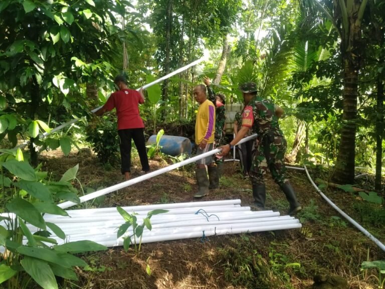 Babinsa Koramil 0825/20 Songgon Bersama Poktani Pacul Gowang Laksanakan Karya Bhakti Irigasi Pipanisasi Pertanian Hortikultura Dalam Rangka Mendukung Program Ketahanan Pangan