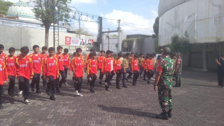 Bentuk Karakter Dan Disiplin Siswa Babinsa Koramil 0825/01 Banyuwangi Berikan Materi PBB Pada Siswa Siswi SMP Muhammadiyah 3 Banyuwangi