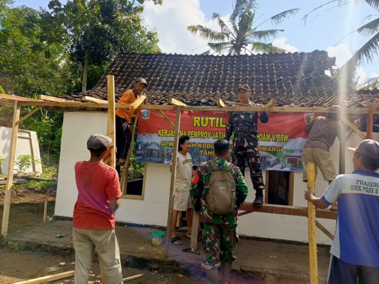 Anggota Koramil 0825-21/Kalipuro Bergotong Royong Membangun Rutilahu