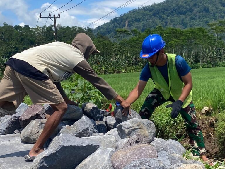 Tingkatkan Hasil Panen, Satgas TMMD Kodim 0818 Bantu Penataan Irigasi Desa Lebakharjo