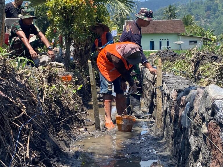 Cegah Banjir, Satgas TMMD 126 Kodim 0818/Malang-Batu Laksanakan Normalisasi Drainase di Lebakharjo