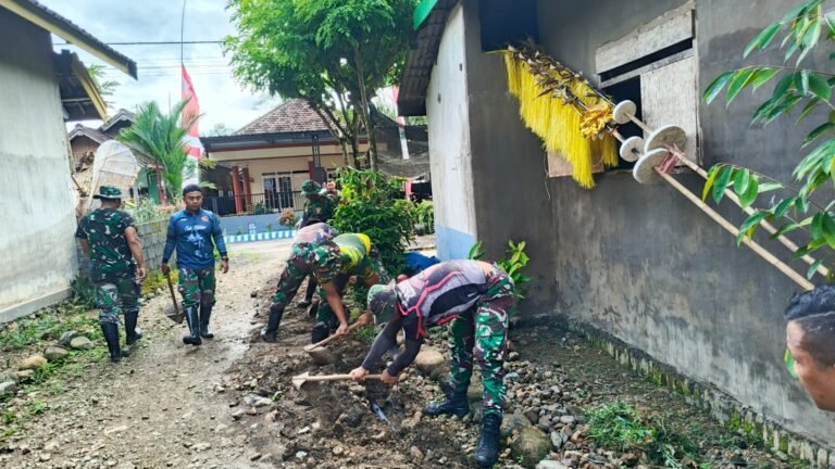 Semangat Satgas TMMD 126 Tak Surut, Pipanisasi Air Bersih Terus Dikebut di Ampelgading