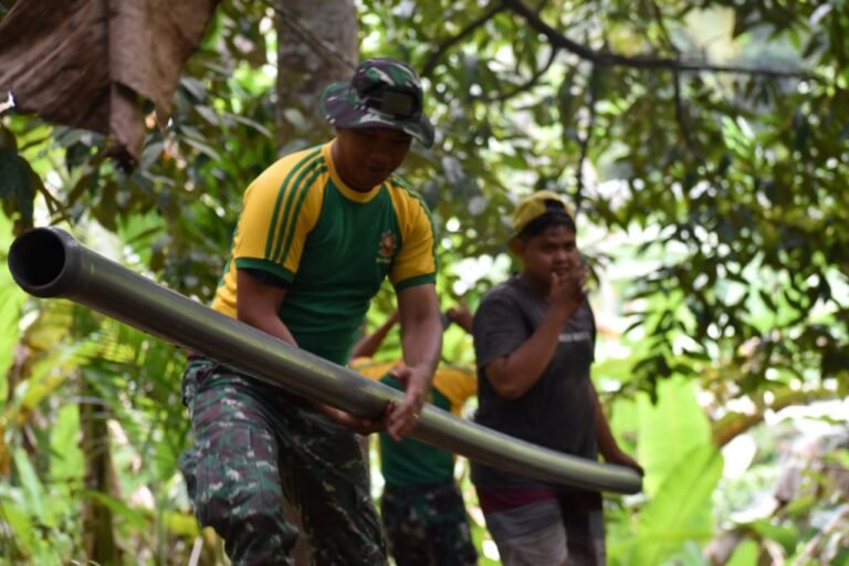 Satgas TMMD 126 Kodim 0818 Pasang Pipanisasi untuk Penuhi Kebutuhan Air Bersih Warga Lebakharjo