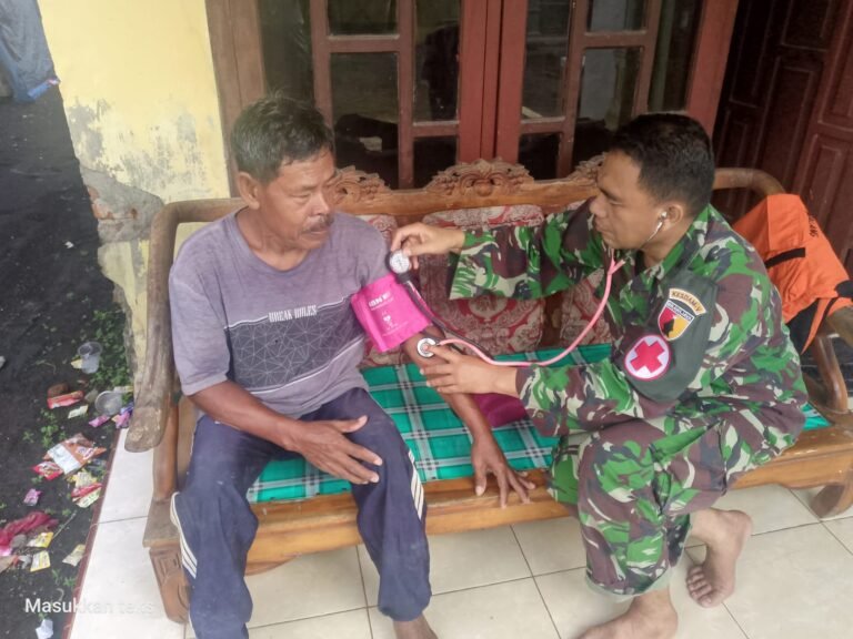 TMMD 126 Hadirkan Sentuhan Kemanusiaan Lewat Pemeriksaan Kesehatan Gratis di Lebakharjo