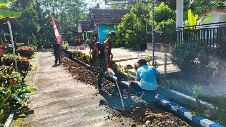 Satgas TMMD ke-126 dan Warga Lebakharjo Kompak Gali Pipanisasi Demi Air Bersih