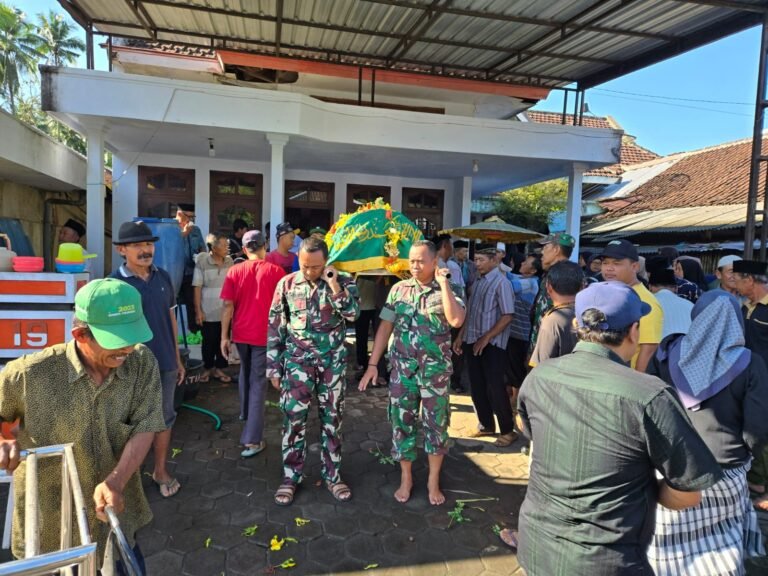 Wujud Empati, Satgas TMMD 126 Kodim 0818 Hadiri Takziah Warga di Desa Lebakharjo