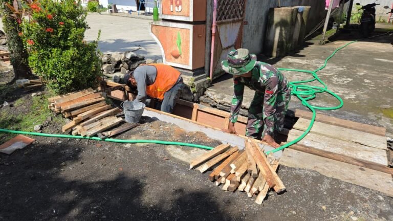 Satgas TMMD ke-126 Kodim 0818 dan Warga Lebakharjo Percepat Pemasangan Bekisting Drainase