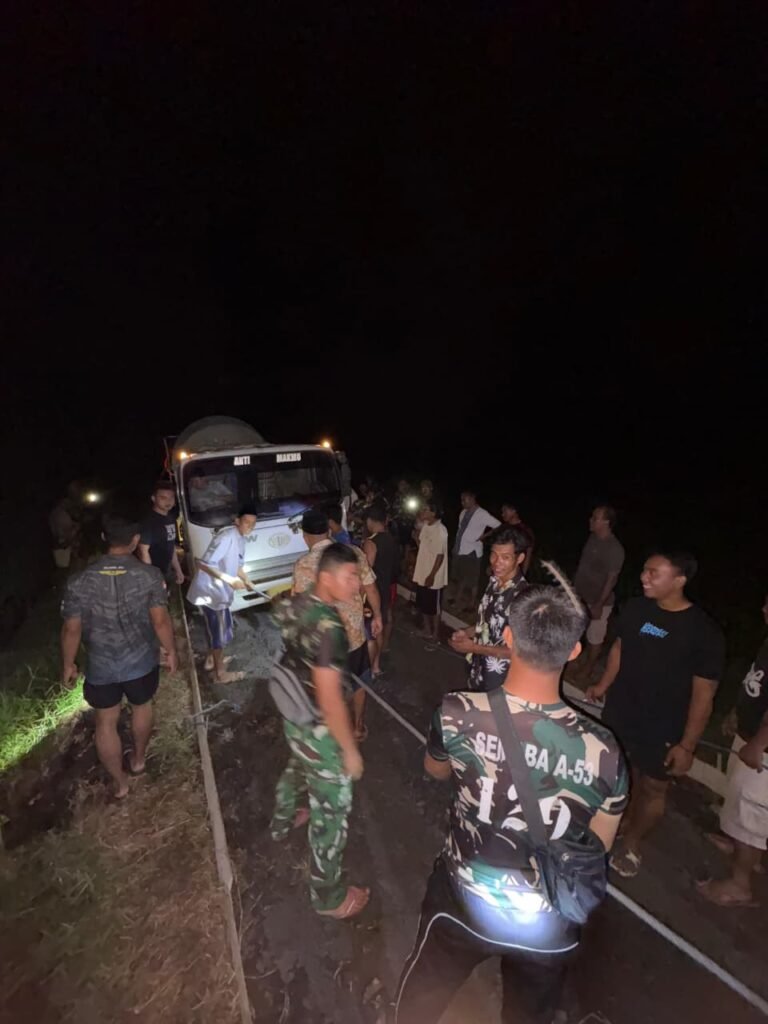 Semangat Tak Kenal Waktu, Satgas TMMD 126 dan Warga Cor Jalan Tani di Lebakharjo Hingga Malam