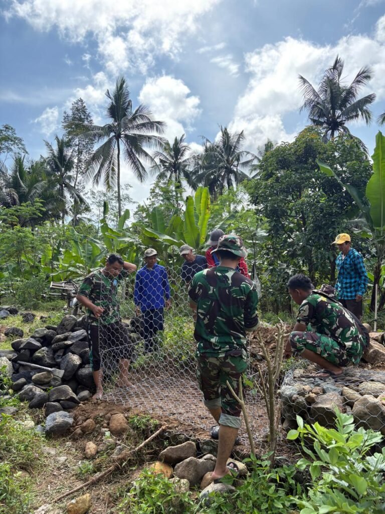 Satgas TMMD 126 Kodim 0818 Perkuat Tebing dengan Bronjong Batu di Dusun Sukomaju B