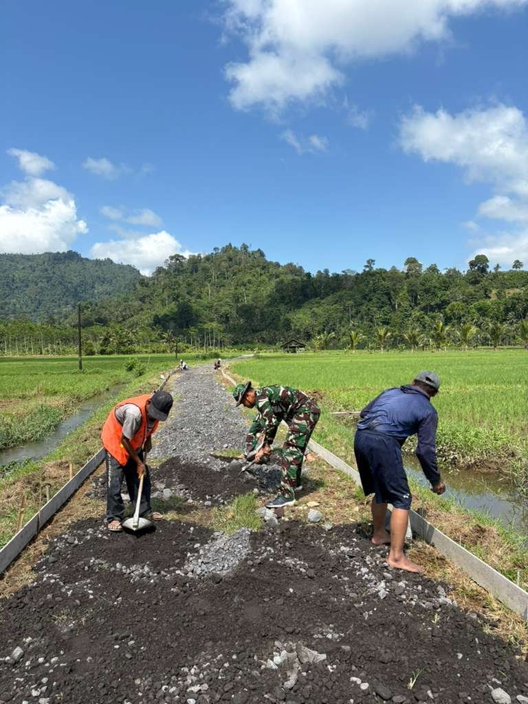 Sinergi TNI dan Warga: Satgas TMMD 126 Kodim 0818 Bersama AURI Siapkan Lahan untuk Pengecoran Jalan Usaha Tani di Lebakharjo