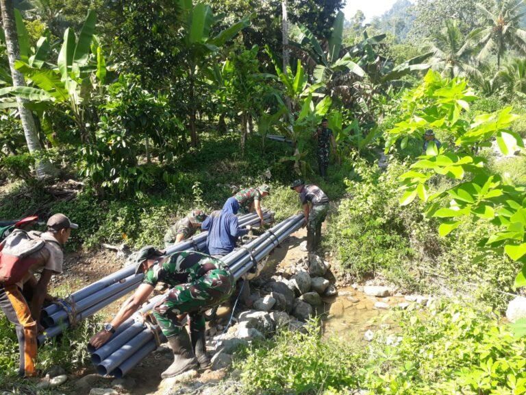 Satgas TMMD 126 Kodim 0818 Bersama Yonarmed 1 Kostrad Distribusikan Pipa Air Bersih untuk Warga Dusun Sukomaju B