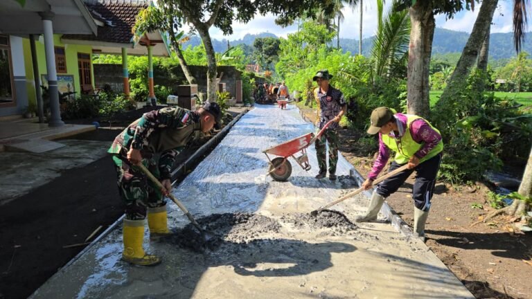 Satgas TMMD 126 Kodim 0818 Bersama Yonzipur 5/Abw dan Warga Kerajan 1A Mulai Pengecoran Jalan Rabat Beton