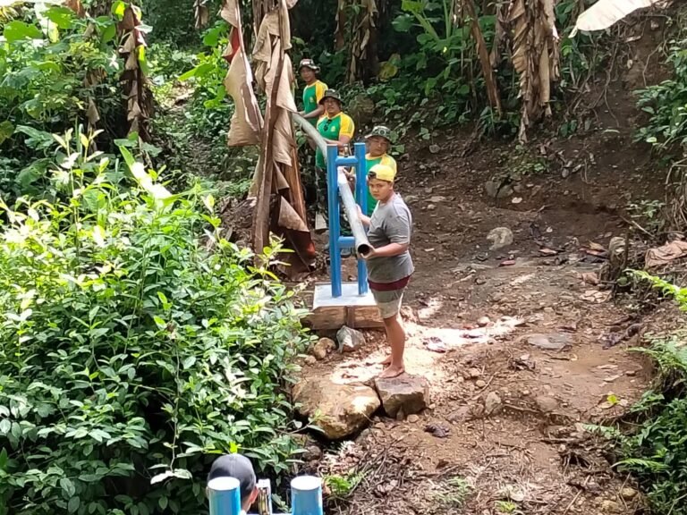 Satgas TMMD 126 Kodim 0818 Bersama Yonarmed 1 Kostrad Lanjutkan Pemasangan Pipanisasi Air Bersih di Dusun Sukomaju B