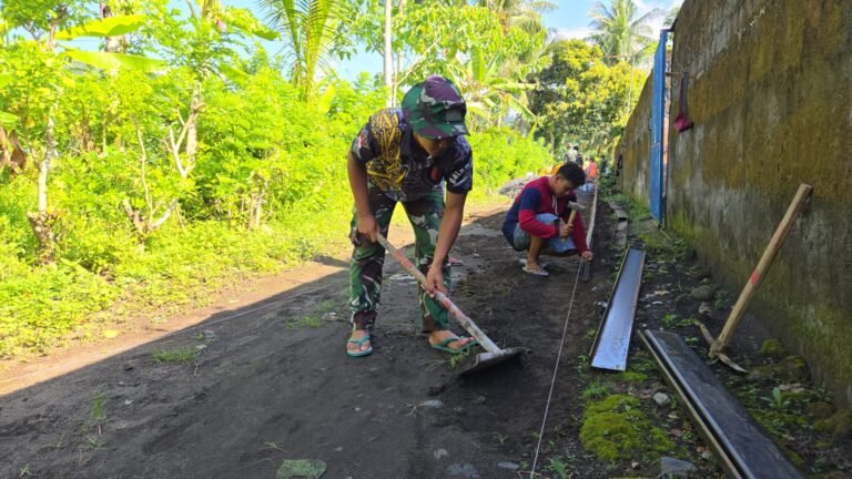 Satgas TMMD 126 Kodim 0818 Yonzipur 5/Abw dan Warga Kerajan 1A Gotong Royong Siapkan Lahan untuk Pengecoran Jalan