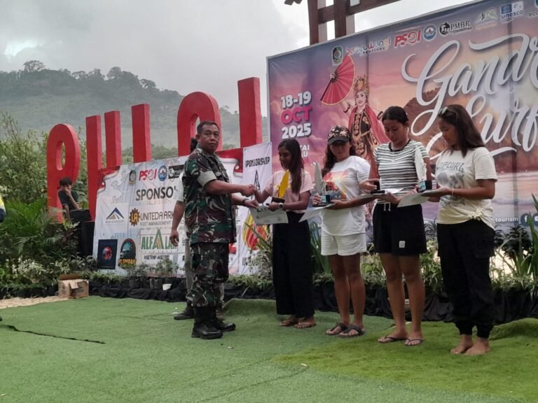 Kasdim 0825 Banyuwangi Bersama Forpimda Menghadiri Acara Penutupan Event Banyuwangi Fesvital Gandrung Surf 2025