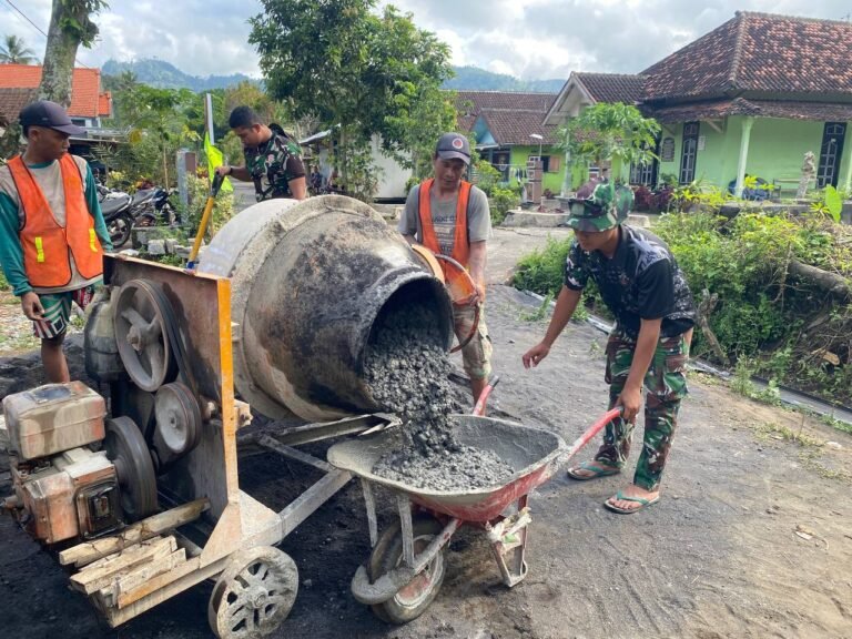 Kemanunggalan TNI dan Rakyat Wujud Nyata di Pengecoran Jalan TMMD ke-126 Kodim 0818/Malang-Batu
