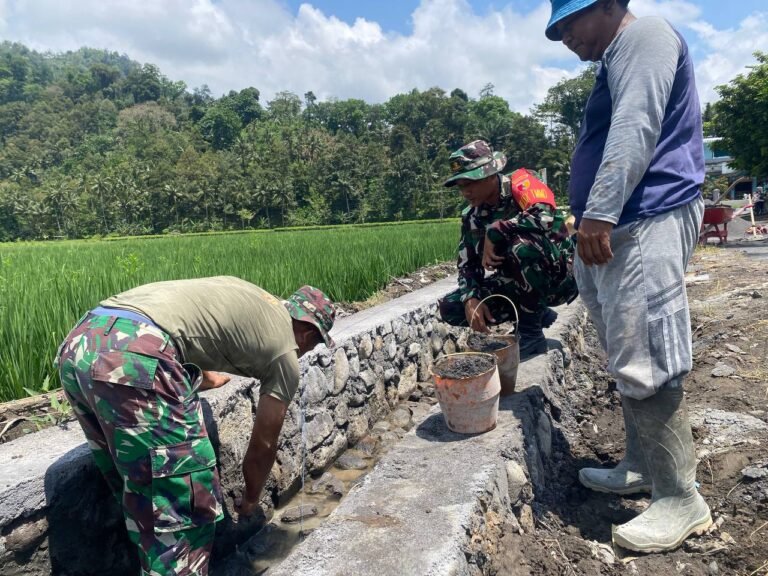 Kemanunggalan TNI dan Rakyat: Satgas TMMD Bangun Drainase untuk Lindungi Warga dari Banjir