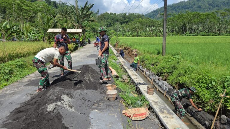 Gotong Royong Satgas TMMD Ke-126 dan Warga Lebakharjo Bangun Saluran Irigasi untuk Tingkatkan Kesejahteraan Petani
