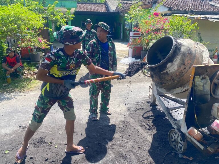 Kebersamaan TNI dan Rakyat Terpancar di Pembangunan Drainase Dusun Krajan