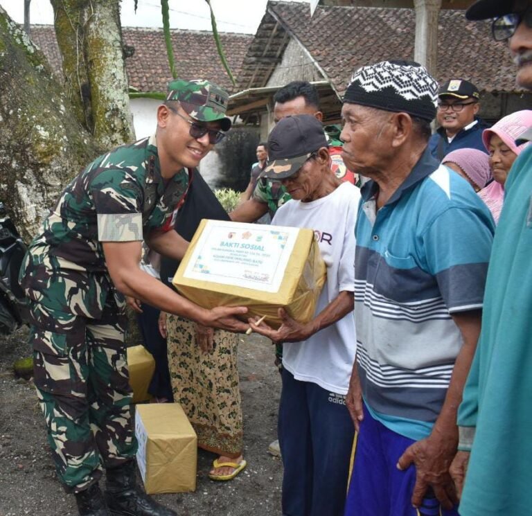 Sentuhan Kepedulian TNI: Dansatgas TMMD Berbagi Sembako untuk Warga Lebakharjo