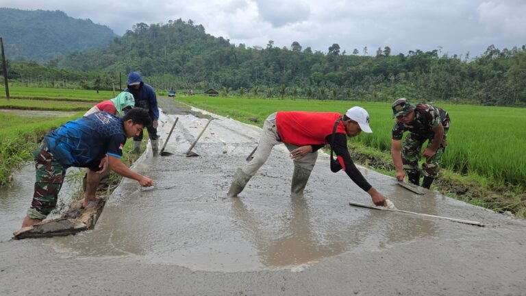 Sinergi TNI AU dan Warga Sukomaju B: Pengecoran Jalan Usaha Tani TMMD 126 Wujudkan Akses Lebih Baik untuk Petani Lebakharjo